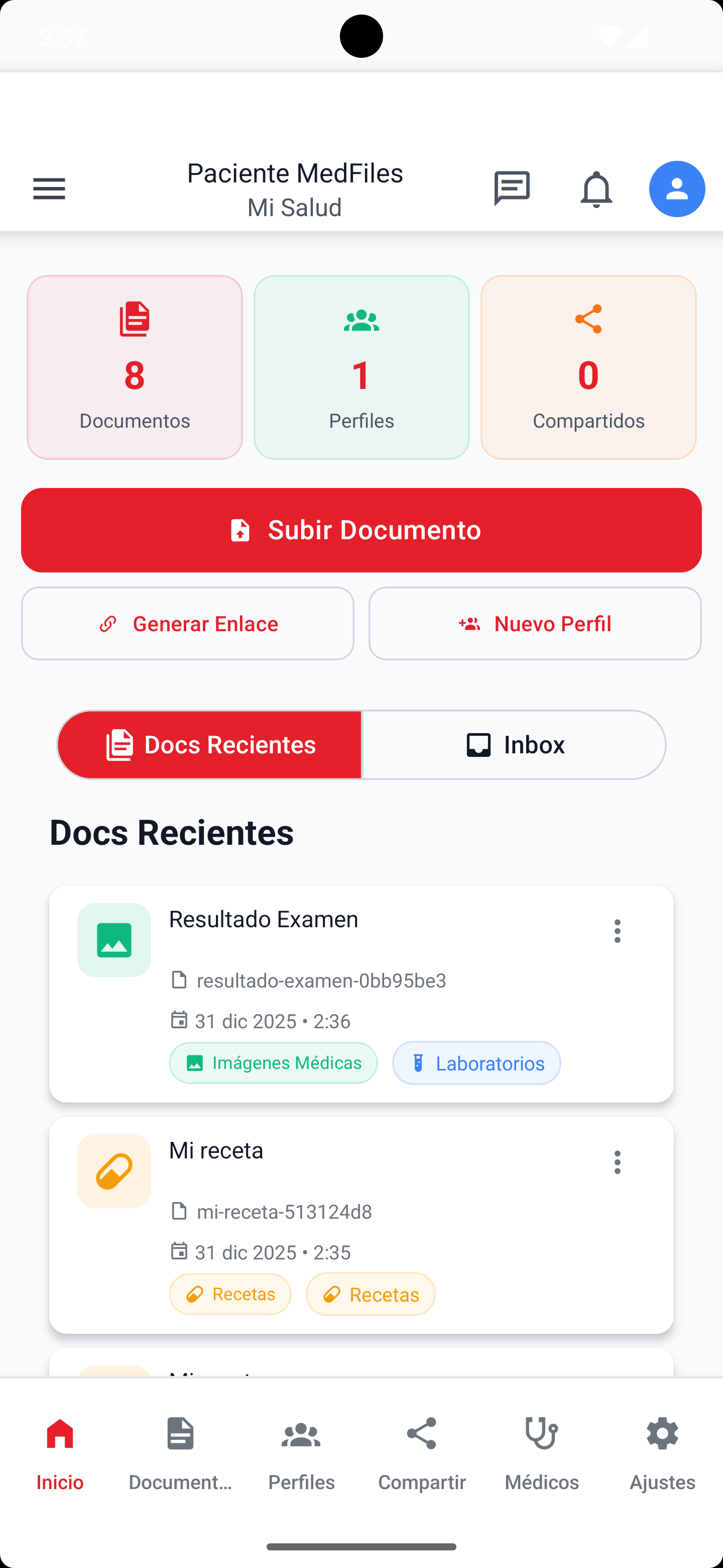 App MedFiles en un mockup de telèfon amb pantalles d'historial de salut